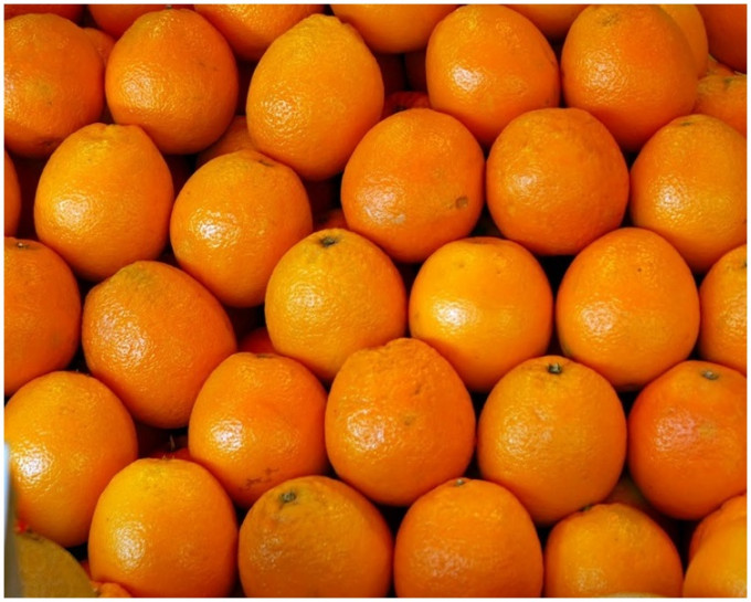 食安中心指一个进口的橙样本发现除害剂残馀超出法例标准。