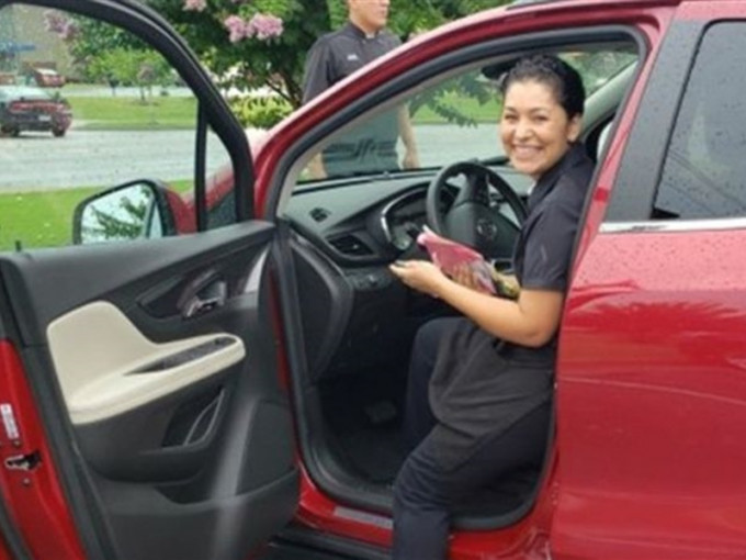 阿肯色州一名女服務員意外獲兩名常客贈與一輛汽車當作小費。　網圖