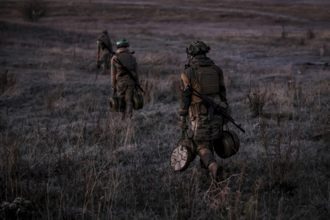 美國宣布向烏克蘭提供第2批反步兵地雷，圖為烏軍在頓涅茨克部署反坦克地雷。美聯社