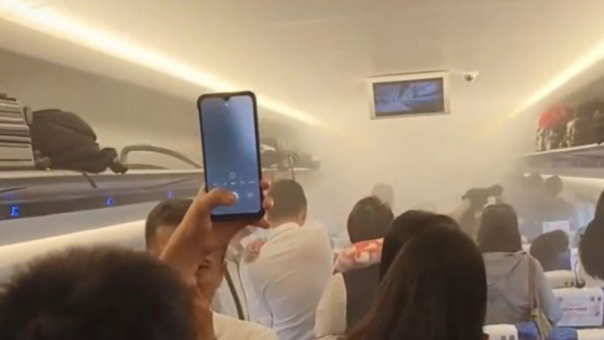 高铁车厢因乘客「尿袋」起火，布满浓烟。影片截图