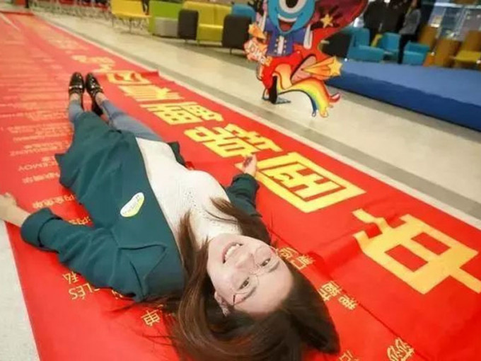 去年10月，26岁的「信小呆」中了支付宝大奖，成为了「中国锦鲤」。（网图）