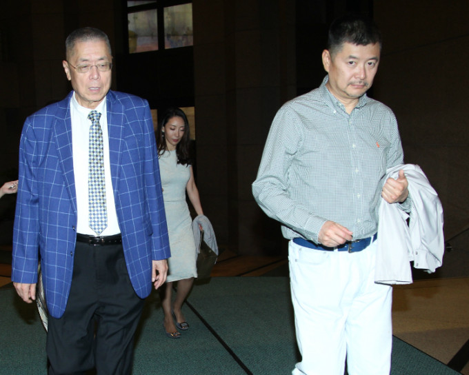 钢琴大师刘诗昆与儿子刘晓迎（右）。资料图片