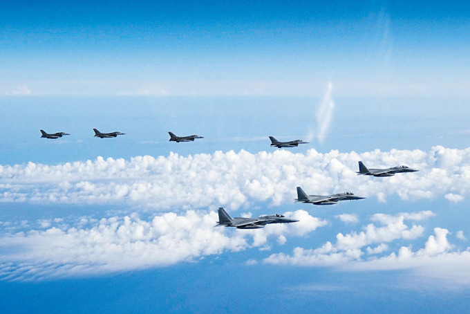 日本自衞隊的F-15戰機（前）和美軍F-16戰機五月在海上飛行。