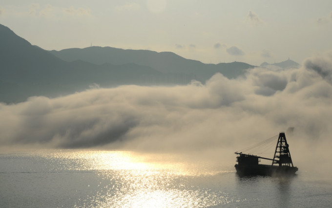 天文台預測大致多雲，初時沿岸有霧。