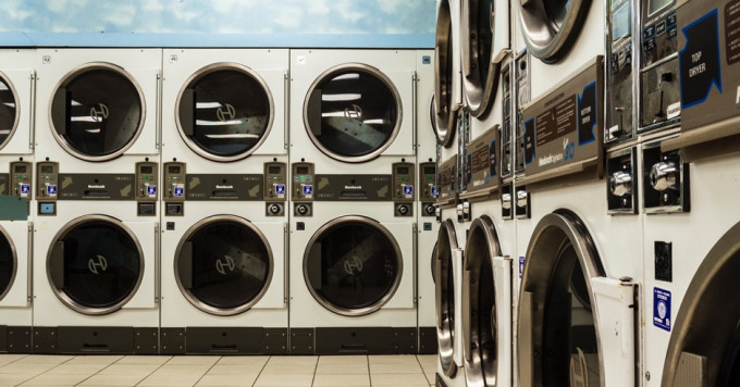 消費者光顧自助洗衣或傳統洗衣店，預設期望均為取回乾淨及完好的衣物。unsplash圖片（示意圖）