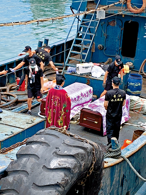 两名遇难船员的遗体昨日运回大陆。