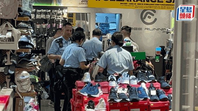 運動用品店遭爆竊，警員在店內調查。蔡楚輝攝