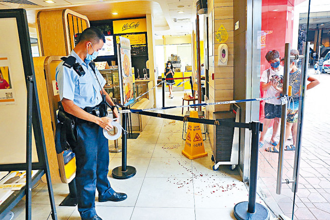 ■警方封鎖快餐店調查，地上血迹斑斑。