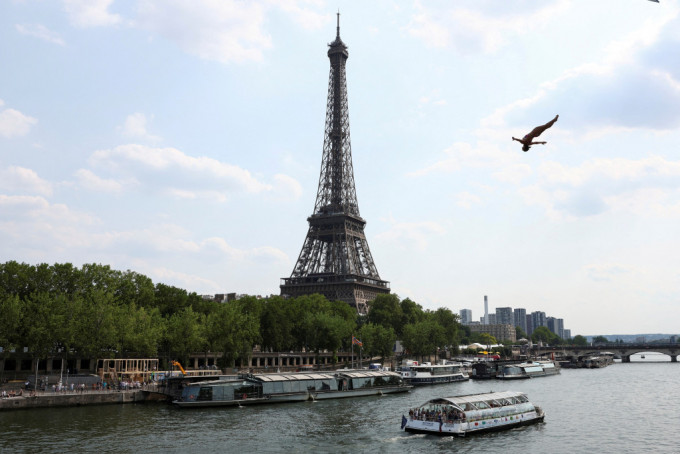 2名美國男遊客闖入巴黎鐵塔禁區，醉酒呼呼大睡。路透社