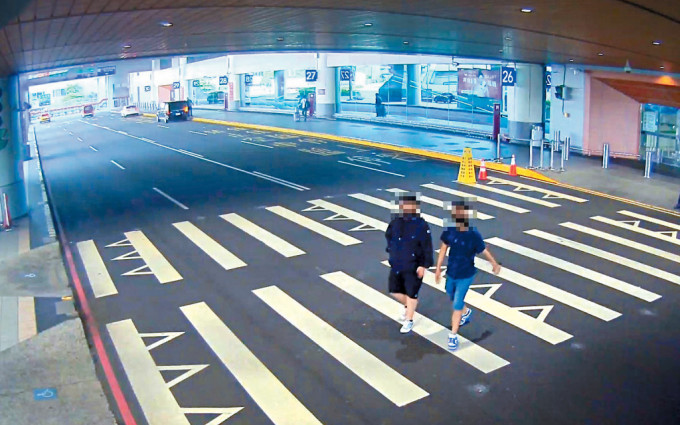先行到台灣桃園機場接應的姓王與姓劉港男驚覺走私毒品事敗，分頭逃走。