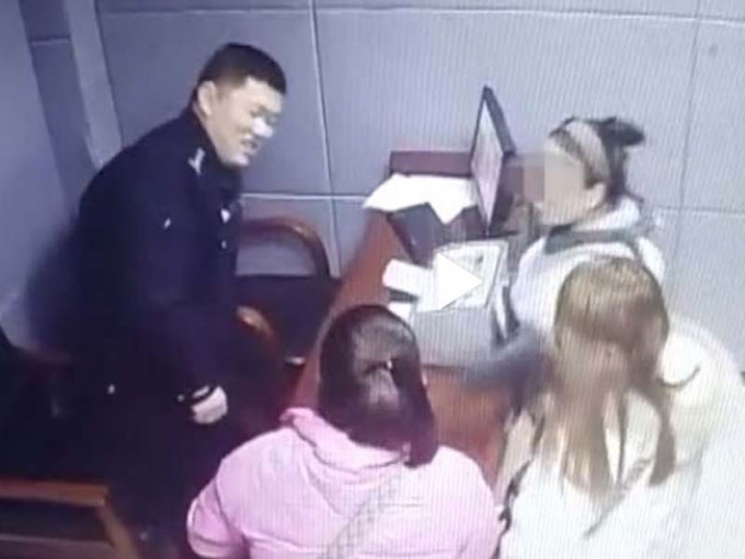 3名女子涉抢帅哥发生打斗，被带返警局接受批评教育，警员忍不住笑了。（网图）