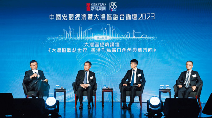中国首席经济学家论坛理事陶冬（右一）指，对中国经济增长谨慎乐观。