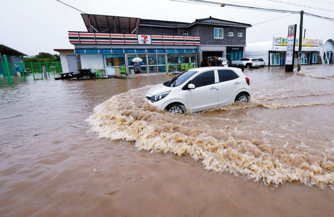 南韩清州市的道路被洪水淹没。
