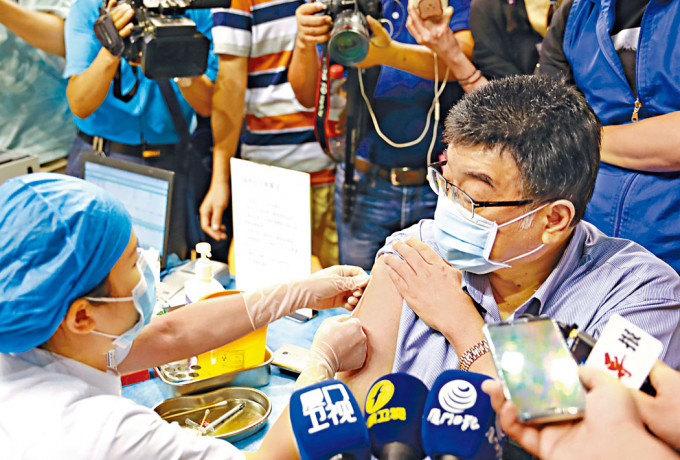 台灣知名人士邱毅本月十二日在大陸接種疫苗。