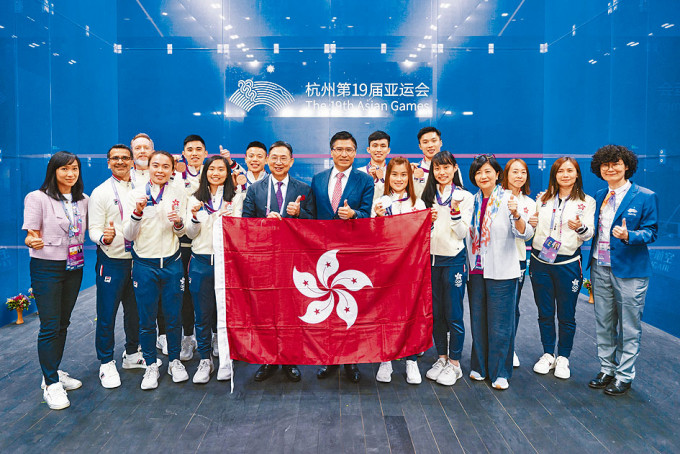 世界壁球協會副會長兼香港壁總會會長梅應源（前排左3）希望永續入奧；前排左4為香港壁總主席邱達根。
