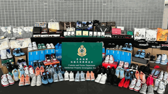 行動中，香港海關檢獲約1.4萬件懷疑冒牌貨物。政府新聞處圖片
