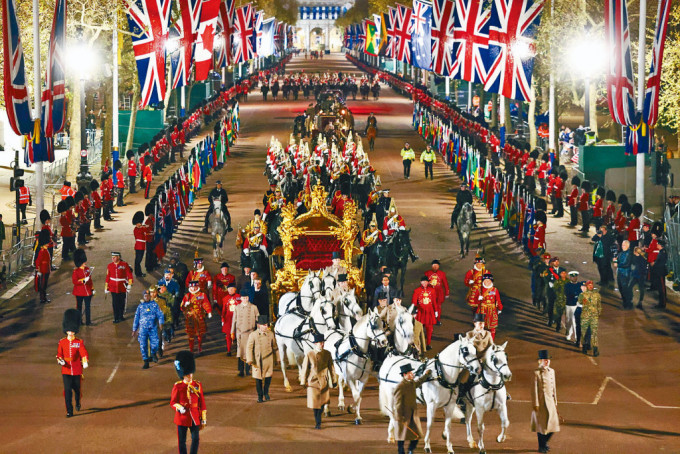 英國日前綵排查理斯三世與卡米拉在加冕禮後，乘坐黃金馬車返回白金漢宮。