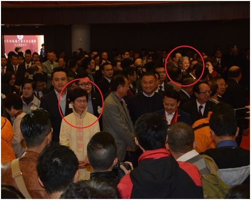 林鄭月娥（左紅圈）和曾俊華（右紅圈）同場現身鄉議局新春團拜。