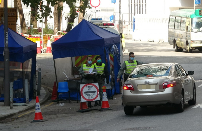 車輛進出駿洋邨範圍需經過警崗。