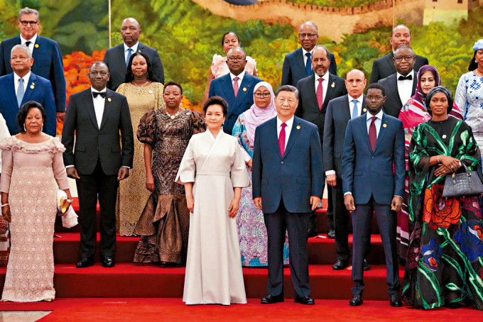 习近平携夫人彭丽媛与非洲国家领导人在晚宴前合影。