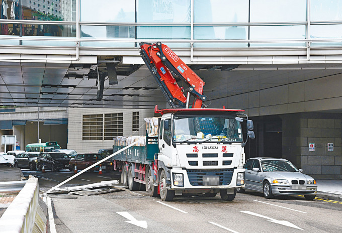 吊臂車吊臂未收妥致撞毀行人天橋底。