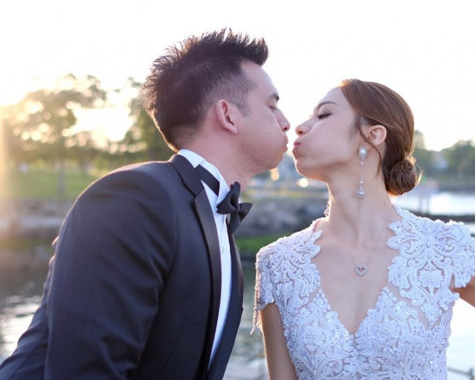 王君馨慶祝結婚1周年及拍拖13周年。