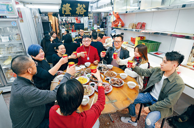 裕隆海味店秉承多年傳統，與員工一起在大年初二享用開年飯。