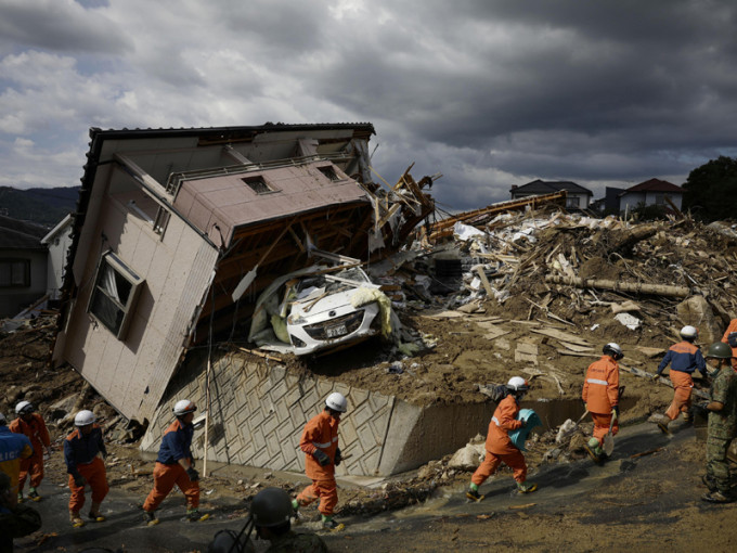 日本中西部连日暴雨，酿成严重水灾，至今已酿成至少129人死亡、59人失踪。AP