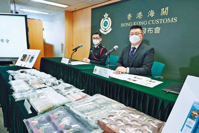 海關指揮官陳啟豪及歐陽嘉倫（左至右）講述大麻二酚新法例。