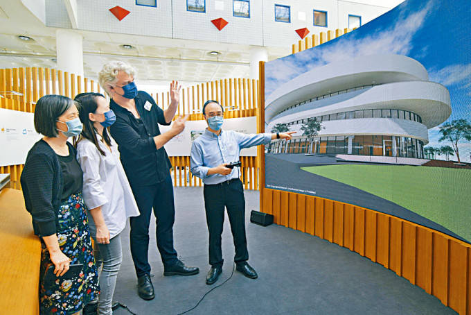 科大逸夫演藝中心十一月將開幕啟用，設計師高豁（右二）指設計增加室內採光，室內牆以竹製成，環保耐用。　陳浩元攝