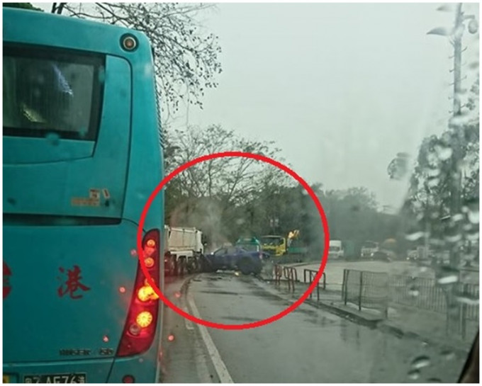 農夫車打橫撞向對面線一輛泥頭車。圖:網民Sunny Wong