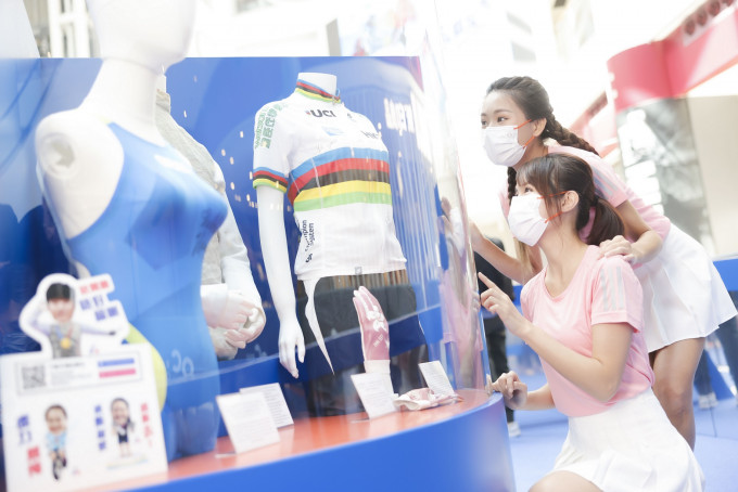 奥海城的香港体育纪行展有多项运动互动体验3D打卡位。