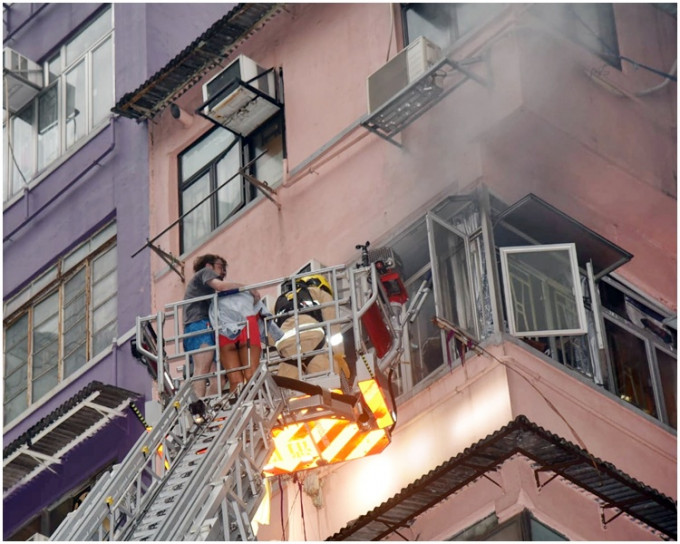 消防架起雲梯救出兩人。