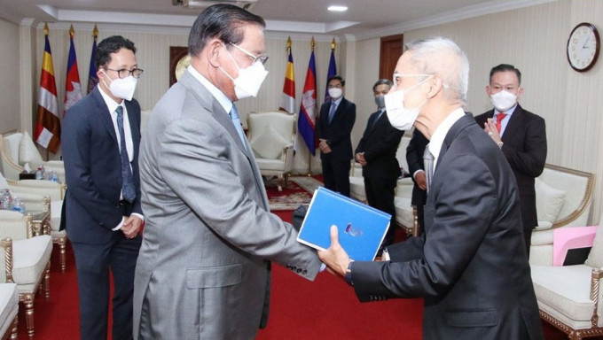 副总理兼内政部长苏庆（左）会见联合国柬埔寨人权状况特别报告员蒙丹蓬。网图