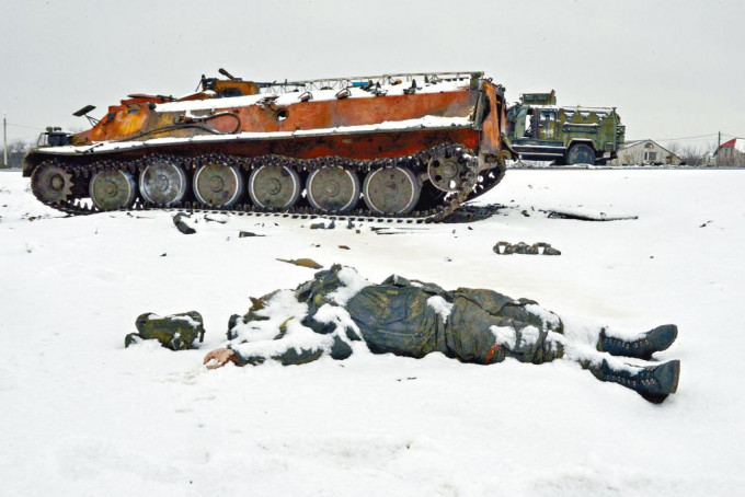 在烏克蘭第二大城市哈爾科夫近郊，一個俄兵的屍體躺在被摧毀的俄軍車輛旁。