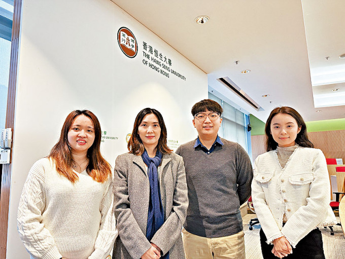 榮譽學院院長符可瑩（左二）指，學院注重學生獨立分析及決策力。旁為首屆學生張芯鳳（左一）、鄧嘉豪（右二）及吳思穎（右一）。