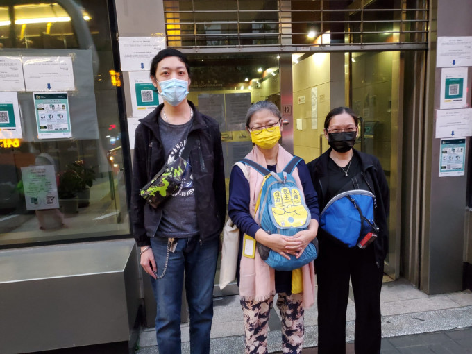 被告（左起）：文浩南、錢寶芬、丁慧琪被指違反限聚令，經審訊後今被裁定罪名不成立。