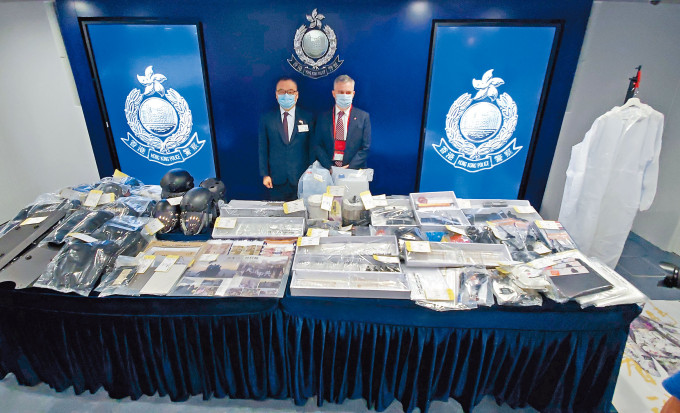 警务处国家安全处高级警司李桂华(左)与爆炸品处理课高级主任马伟德，展示检获证物。