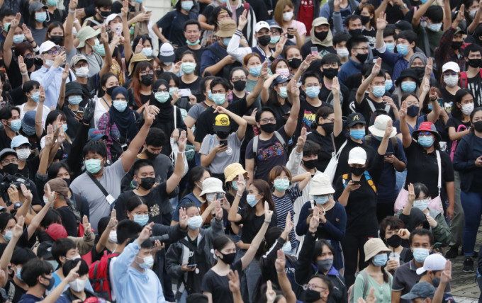 泰国首都曼谷连续5日有反政府示威，星期日再有过万人参加集会。AP图片