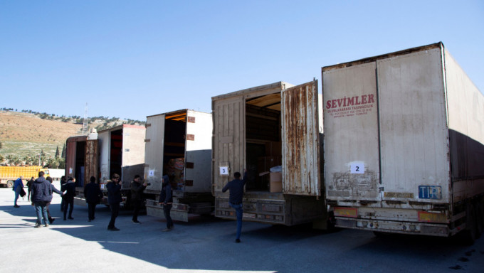 联合国六辆货柜车将物资送到敍利亚。 路透社