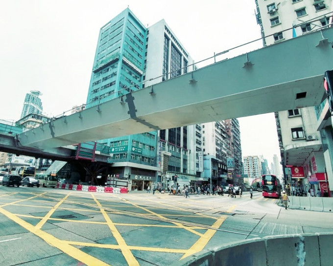 天桥组件已连接横跨弥敦道的桥趸。