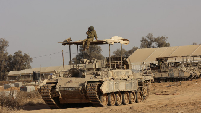 加沙南部拉法邊境附近的以軍坦克。 新華社