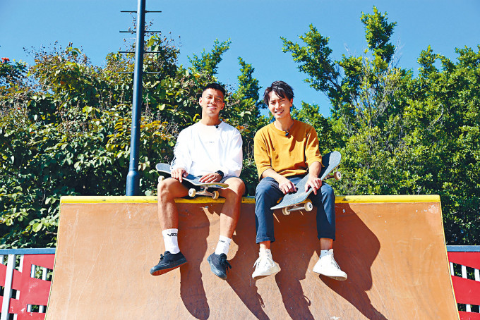 Jason与香港滑板运动员陆俊彦齐齐玩滑板。