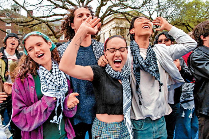 布朗大學答允考慮自以色列撤資後，親巴人學生在校園慶祝。