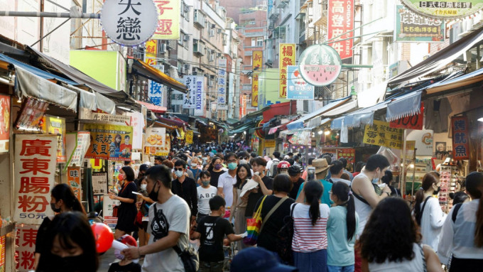 港澳學生、移民在英文使用的能力上相較台灣學生更好，而且也會說粵語，這些都是優勢與加分項目。網上圖片