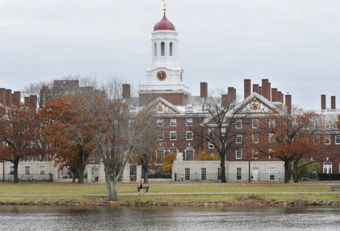 哈佛大学重新要求入学申请人提交SAT成绩。美联社