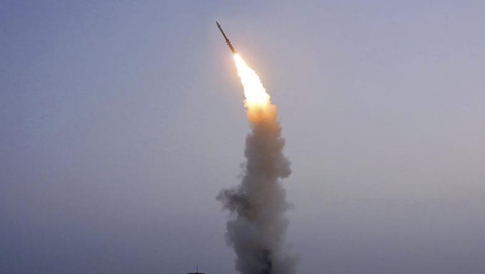 南韓軍方稱偵察到北韓發射兩枚火箭炮。AP資料圖片