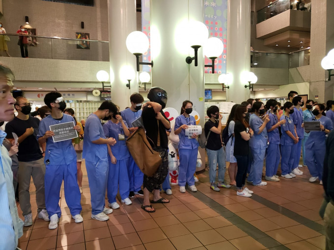 東區醫院主座大樓有醫護人員舉行集會。  香港突發事故報料區fb/網民Suikai Lam‎圖