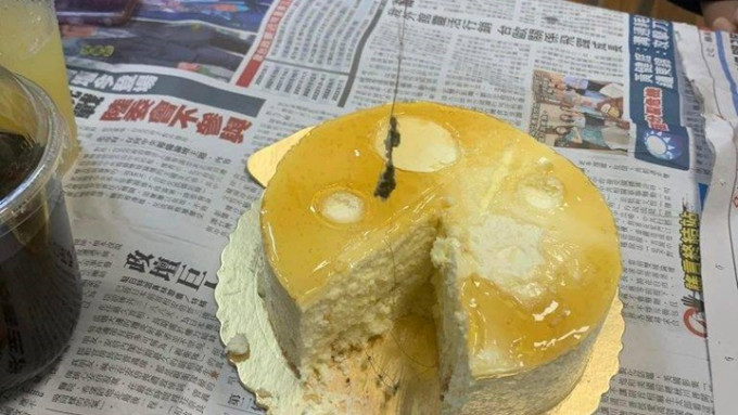 台湾一网民日前购买蛋糕为家人庆生，却因当中藏有大堆头发而变成扫兴。「爆料公社」图片