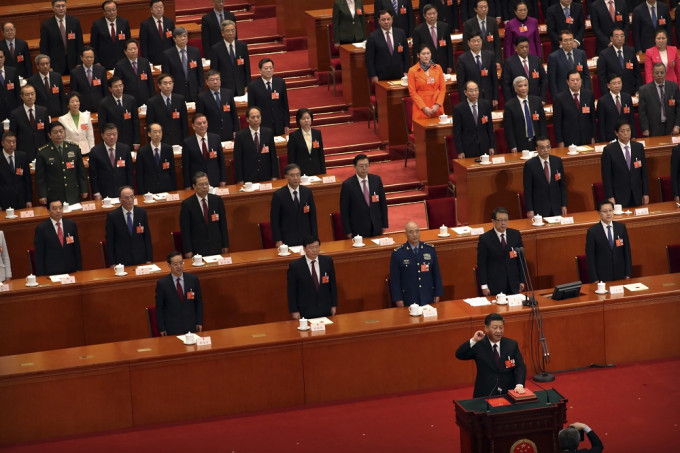 國家主席及中央軍委主席的習近平連任後，隨即舉行憲法宣誓儀式。美聯社
